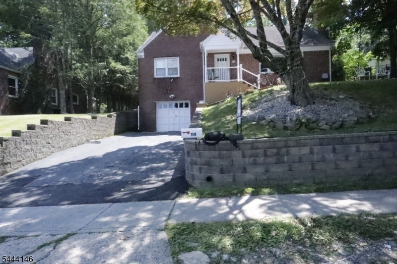 114 Sussex Ave — photo