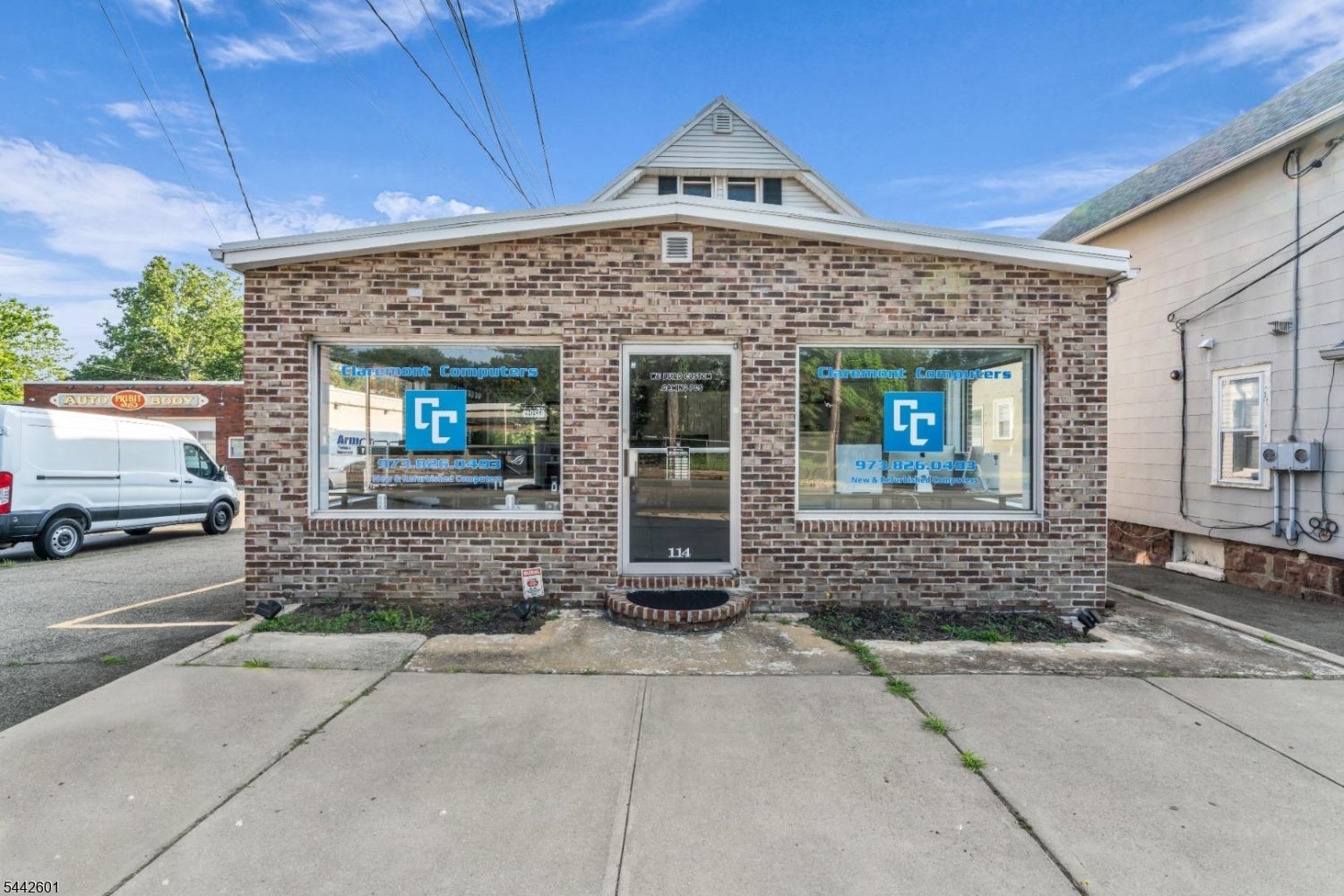 114 E Main St — photo
