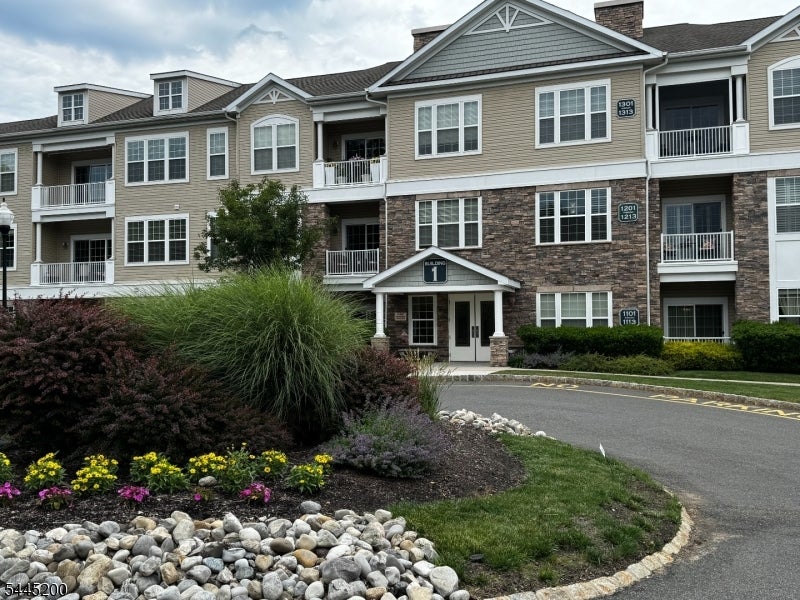 1305 Hale Dr 305 — photo