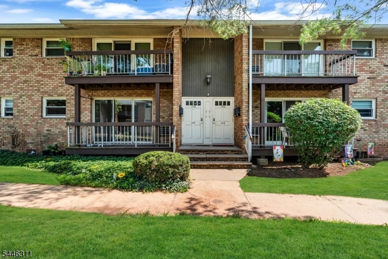 38 Deanna Dr 105 — photo