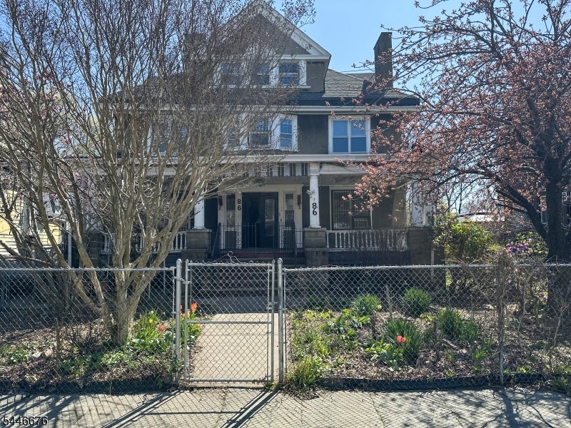 86 Hawthorne Ave — photo