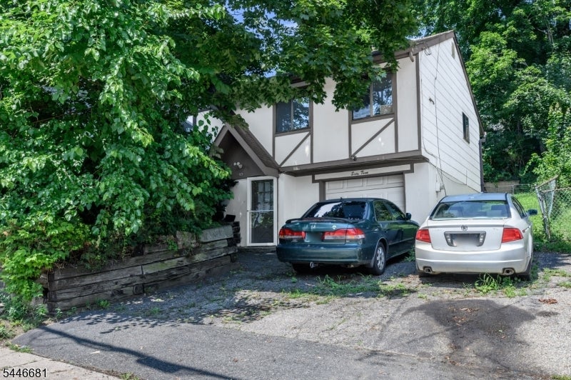 63 Thompson Ave — photo