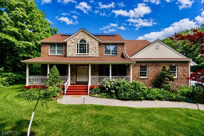 4 White Tail Ct — photo