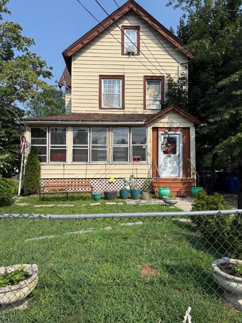 736 W Front St — photo