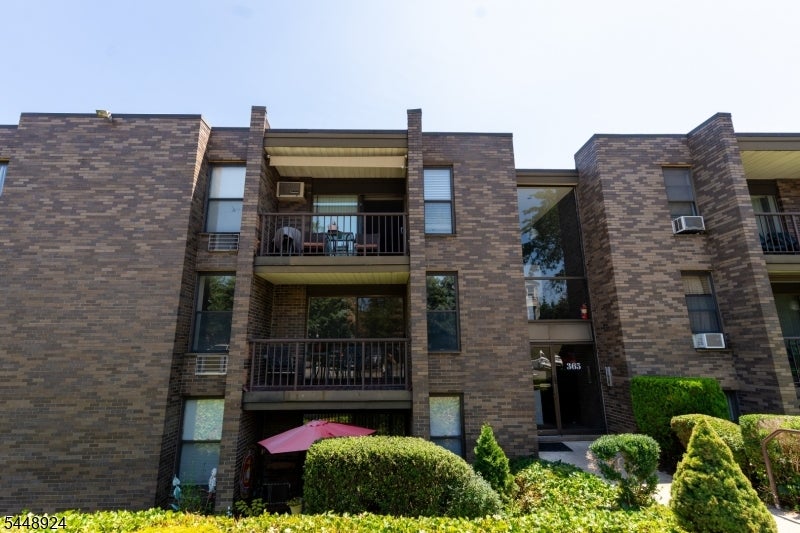 355-371 River Road E — photo