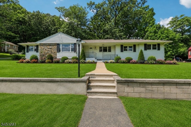33 Lotz Ave — photo