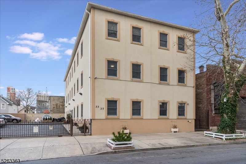 33-37 New York Avenue 2a — photo