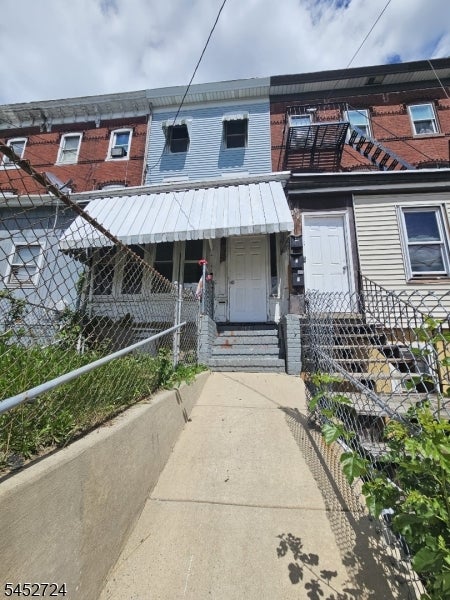 302 Pennington Ave — photo