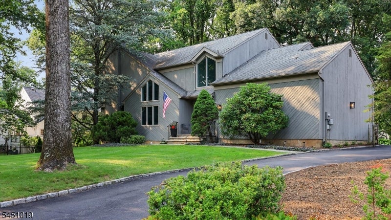 8 Cayuga Way — photo