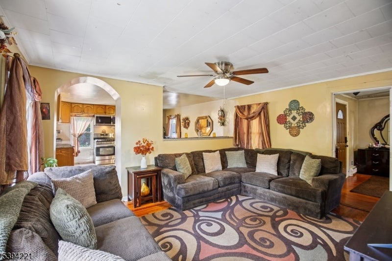 369 Queens Ct — photo