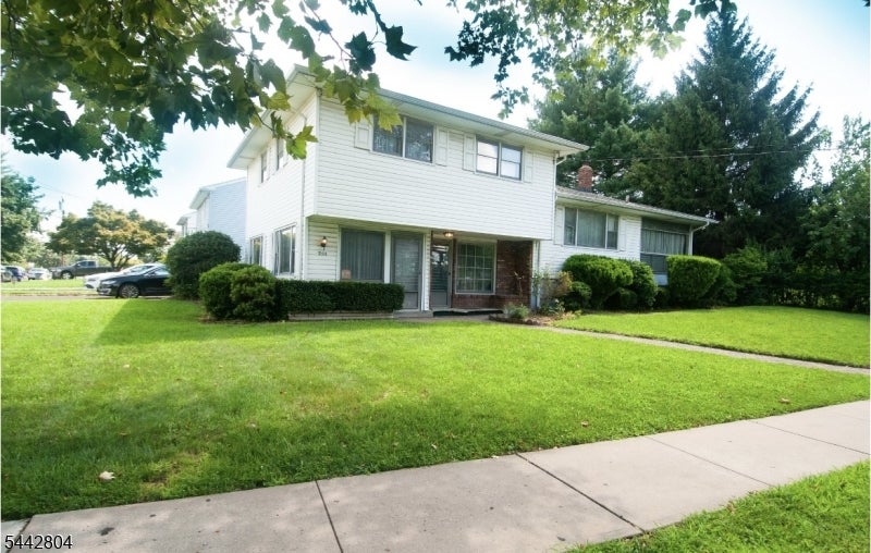 1 Country Club Ln — photo