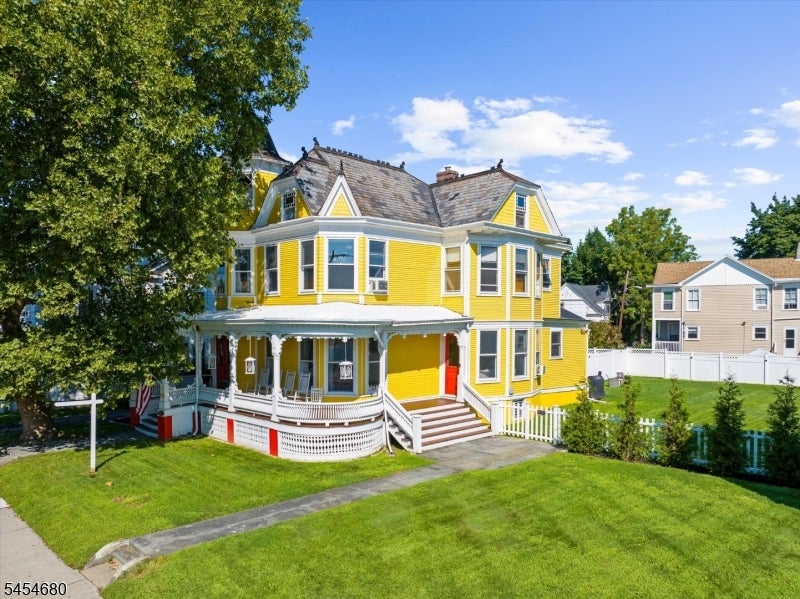 110 W Washington Ave — photo