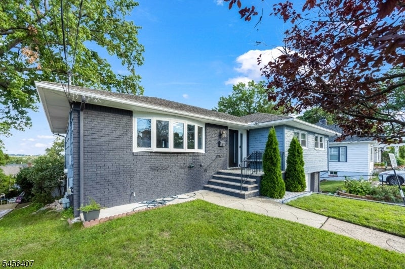 12 Lois Ave — photo