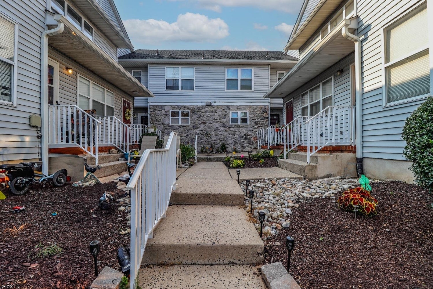 323 Ventnor Ct — photo