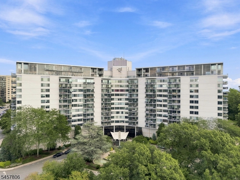 1 Claridge Drive 917 — photo