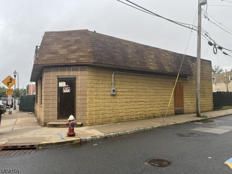 21 W Main St — photo
