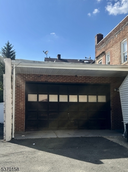 305 Green Ave Garage — photo
