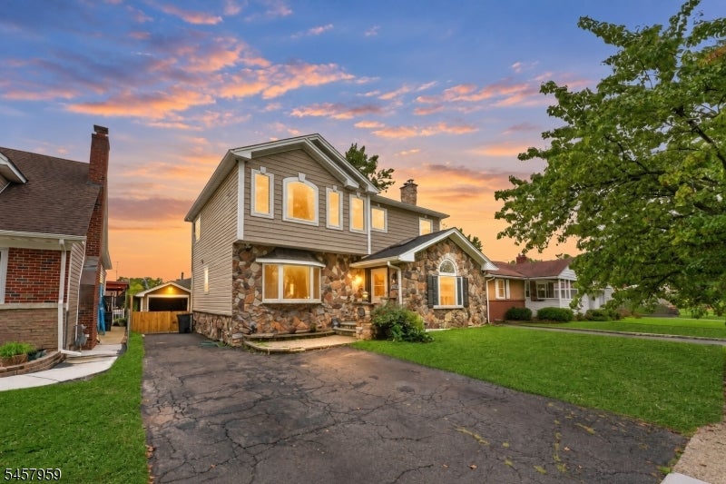 2319 Colonial Dr — photo
