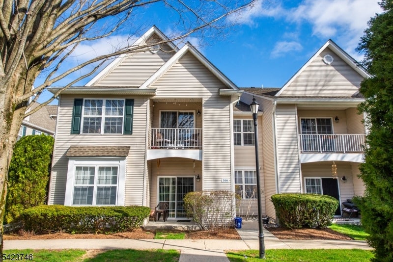 366 Cambridge Dr — photo