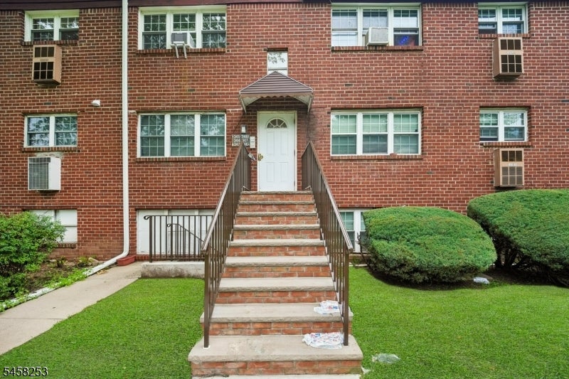 345 College Dr — photo