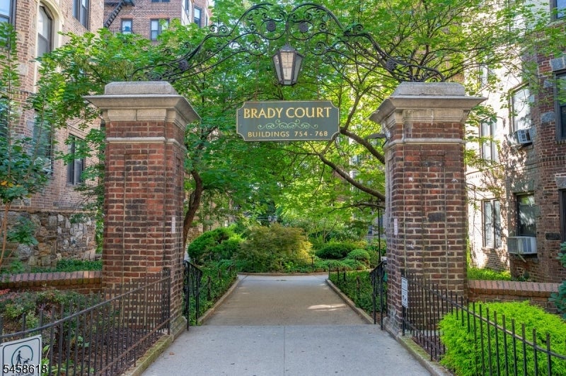 756 Brady 609 — photo