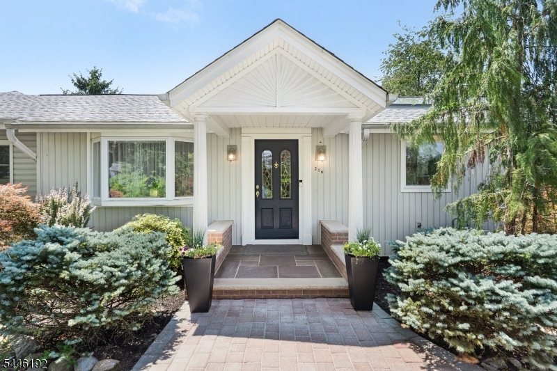 216 Glen Crest Drive — photo