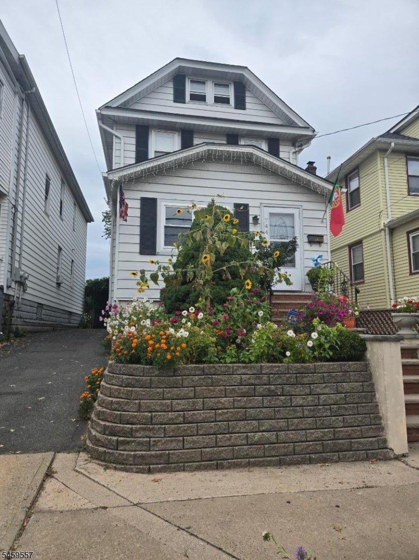 744 Van Buren Ave — photo