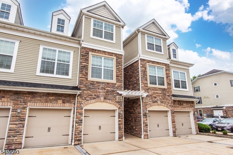 208 Welsh Pl — photo