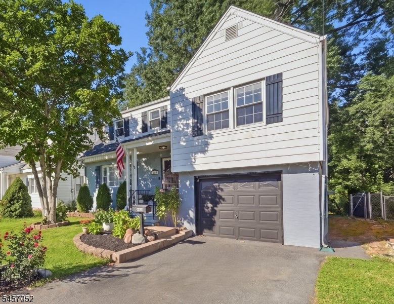 223 Woodlawn Ave — photo