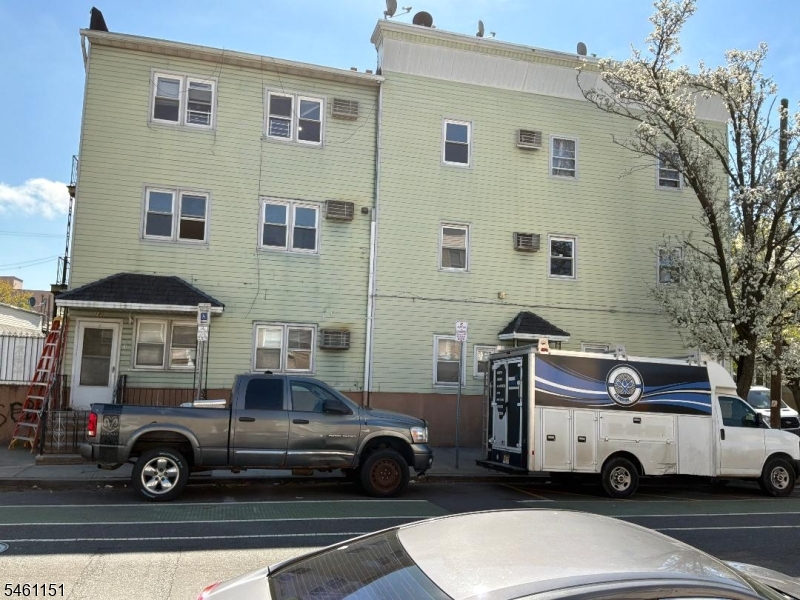 160 E Kinney St Unit 3R 3R — photo