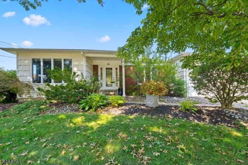 6 Martin Ln — photo