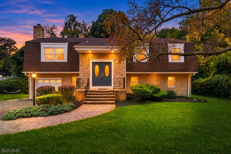 61 Geoffrey Way — photo