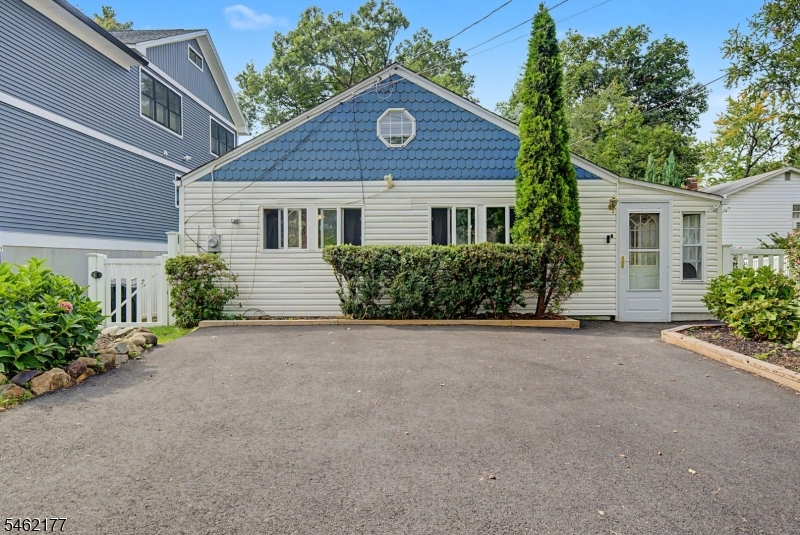 13 Spruce Place — photo