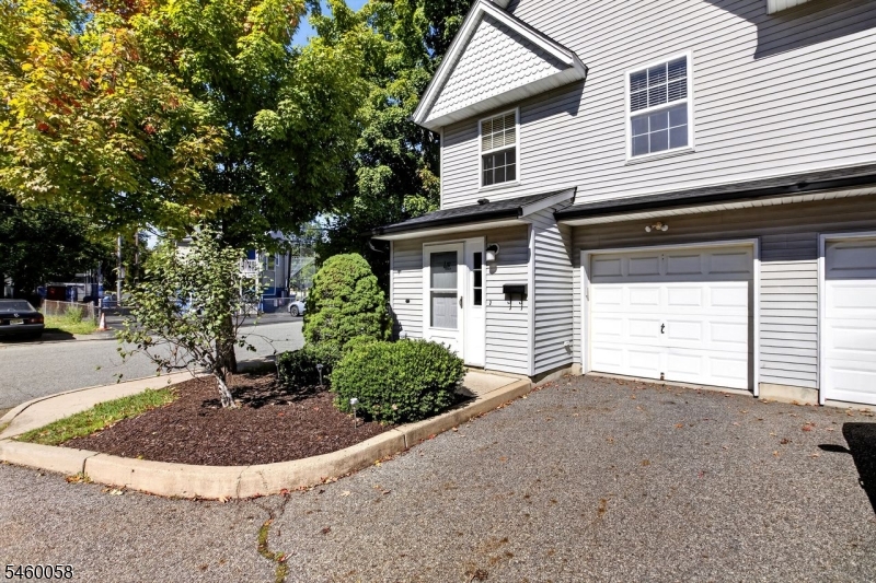 4 Star Lake Road E — photo