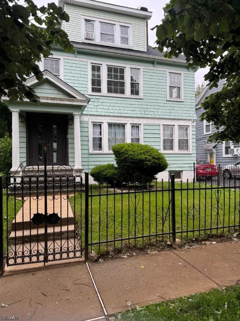 33 Grumman Ave, Apt 2. — photo