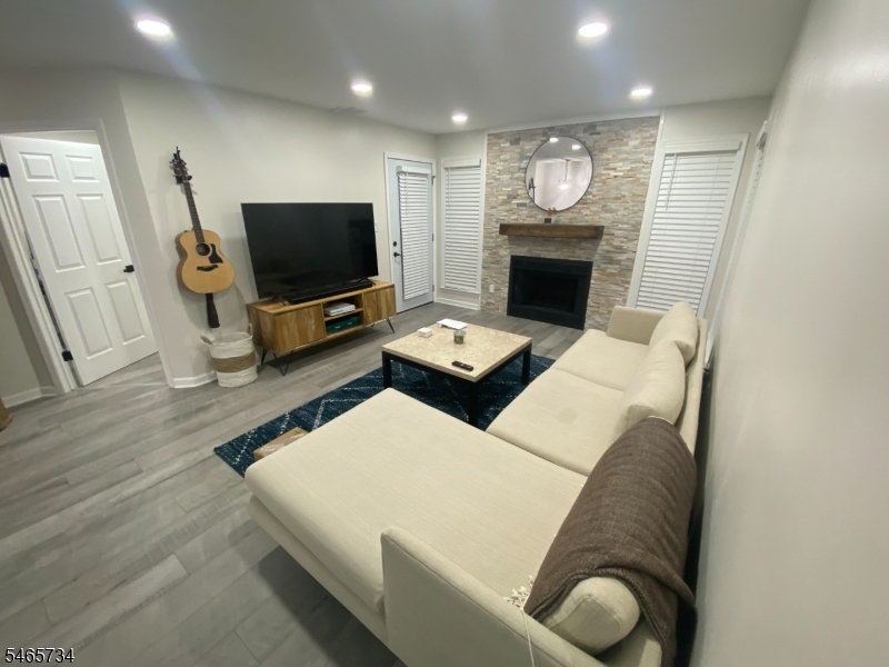 612 Deepdale Court Unit 7 — photo