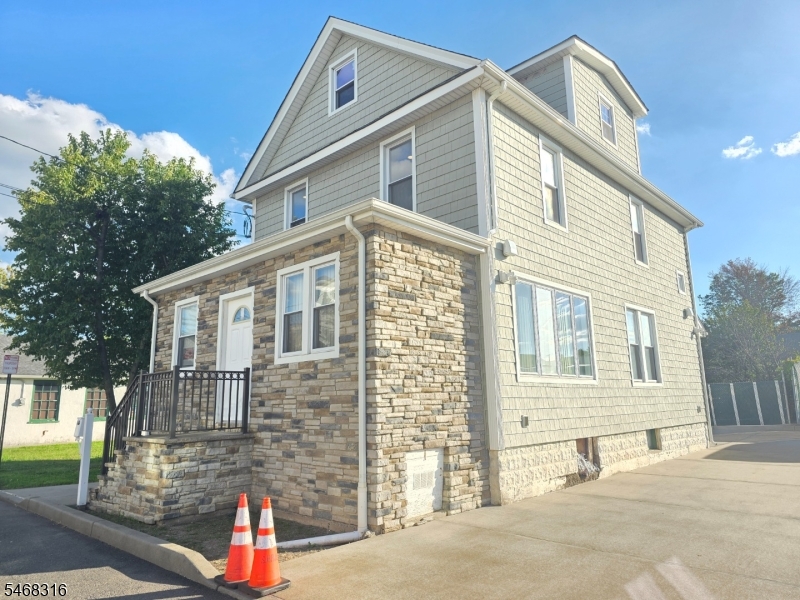 638 Malcolm Place — photo