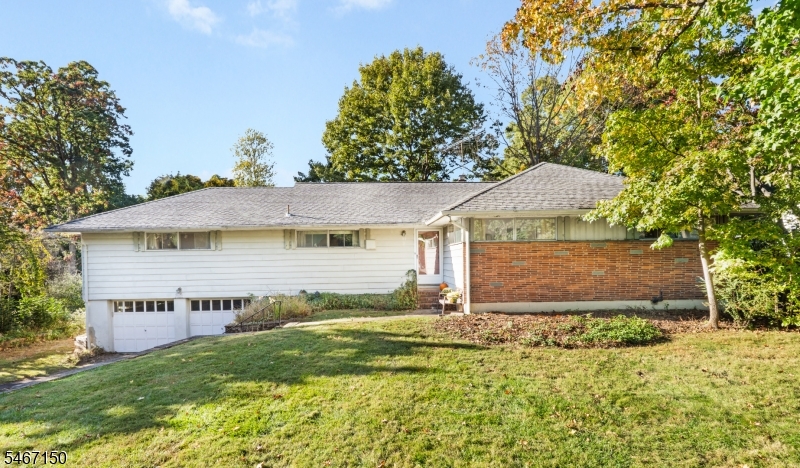 11 Hamilton Drive East — photo
