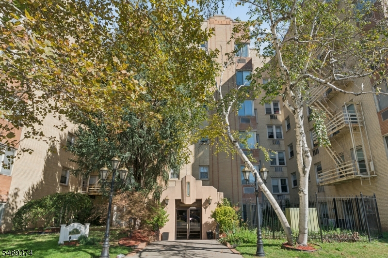 19-31 Lyons Avenue Unit 610 — photo