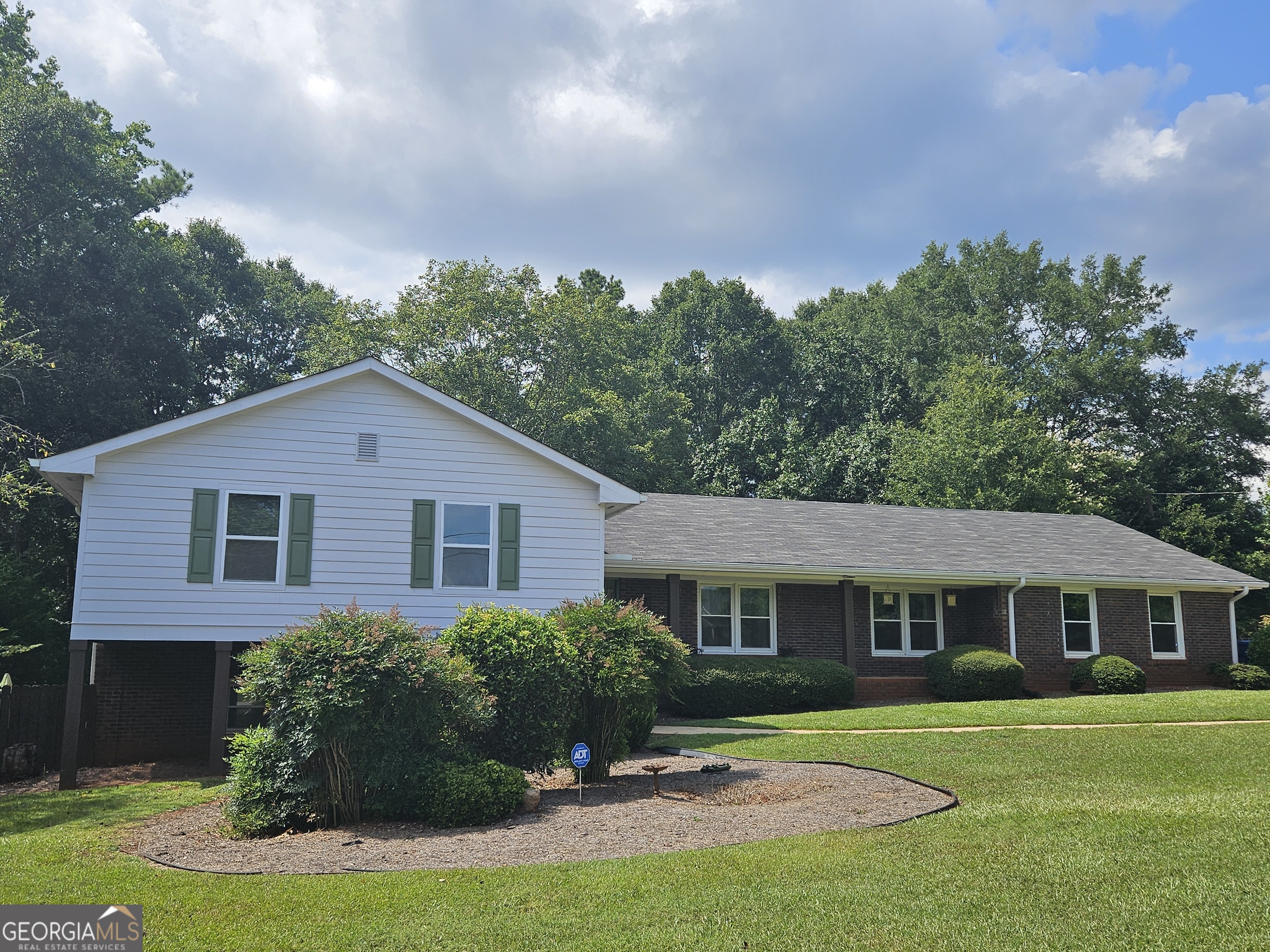 160 Edgewood Dr — photo