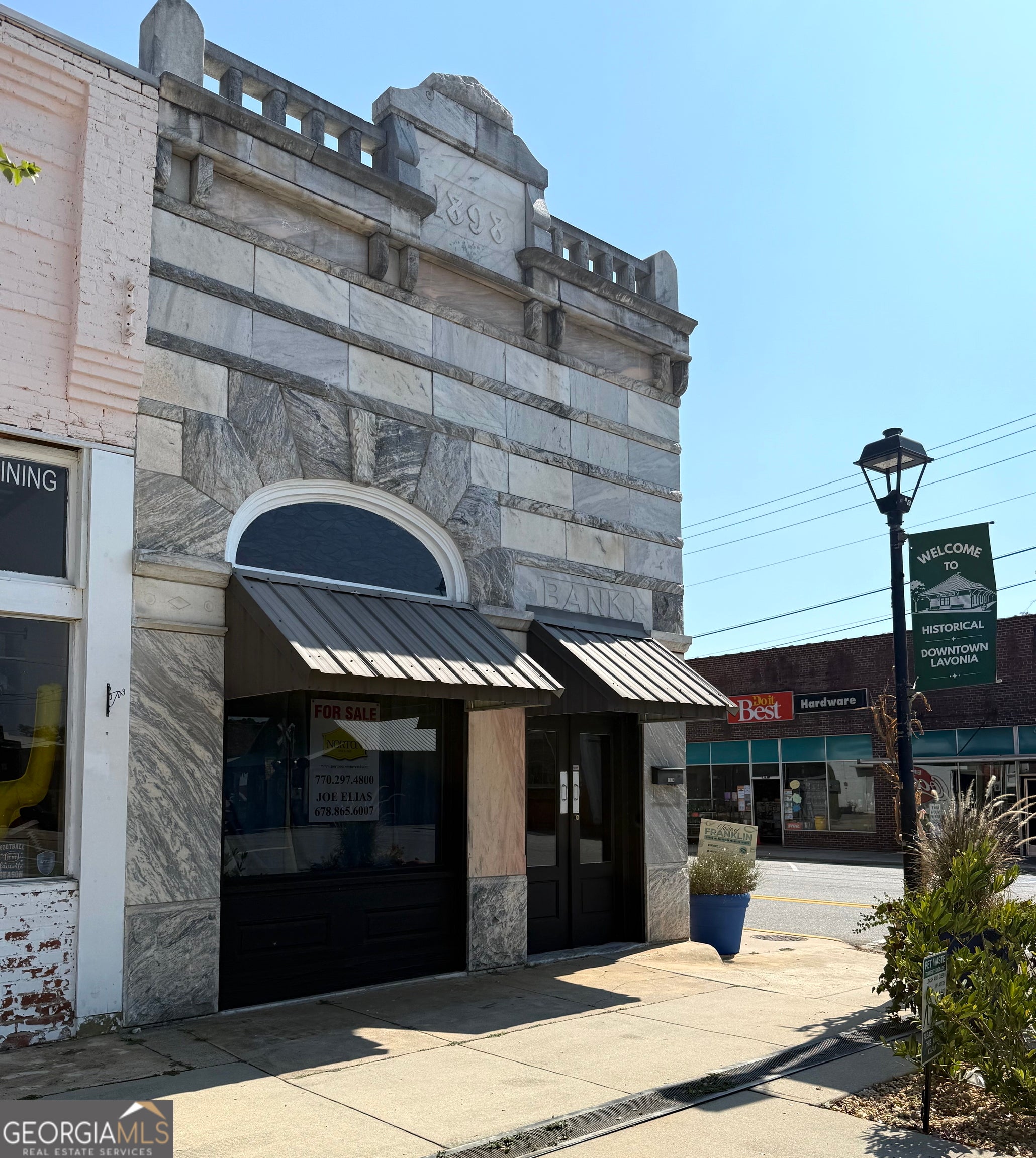 1174 E Main St — photo