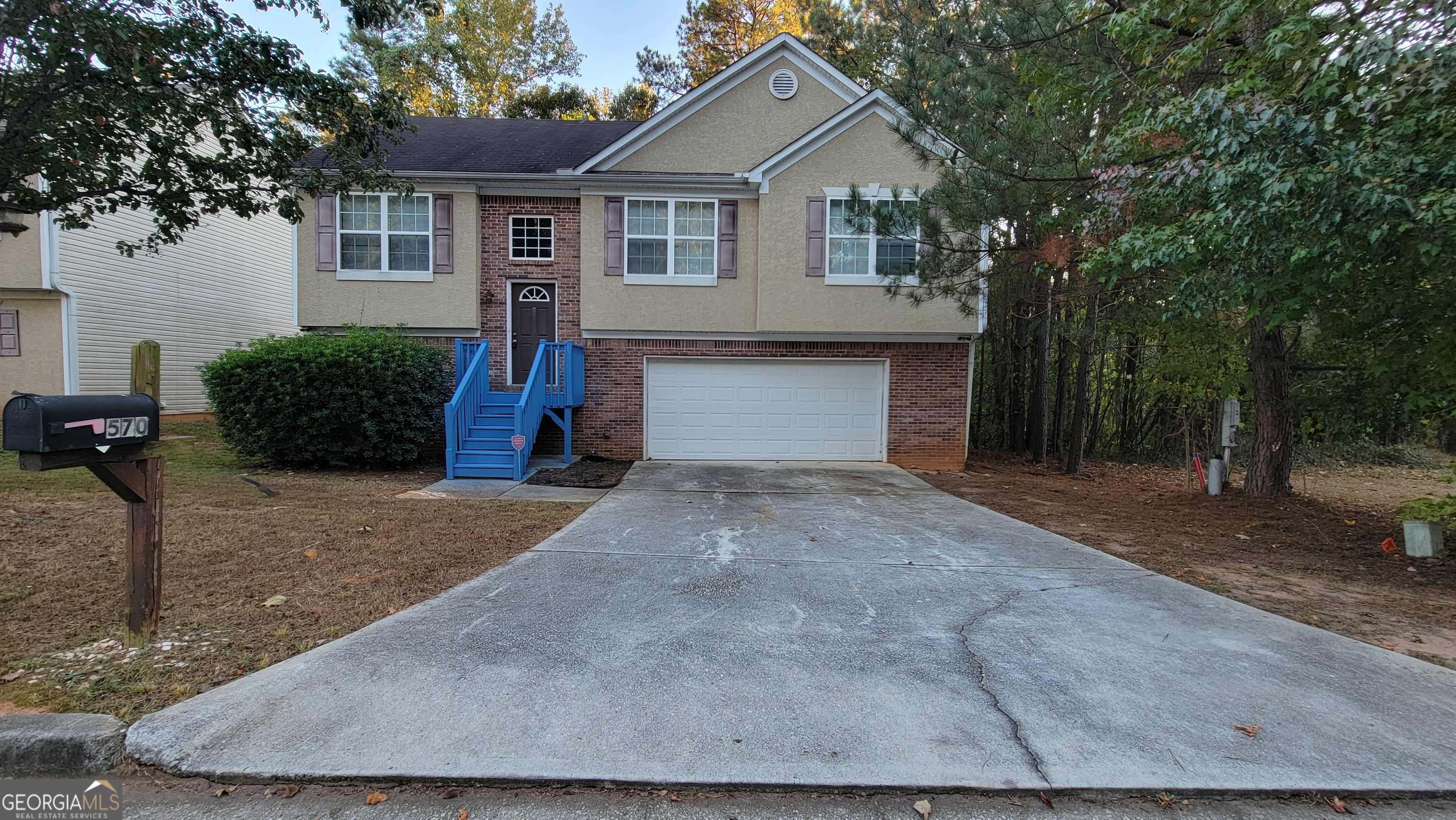 570 Sycamore Dr — photo