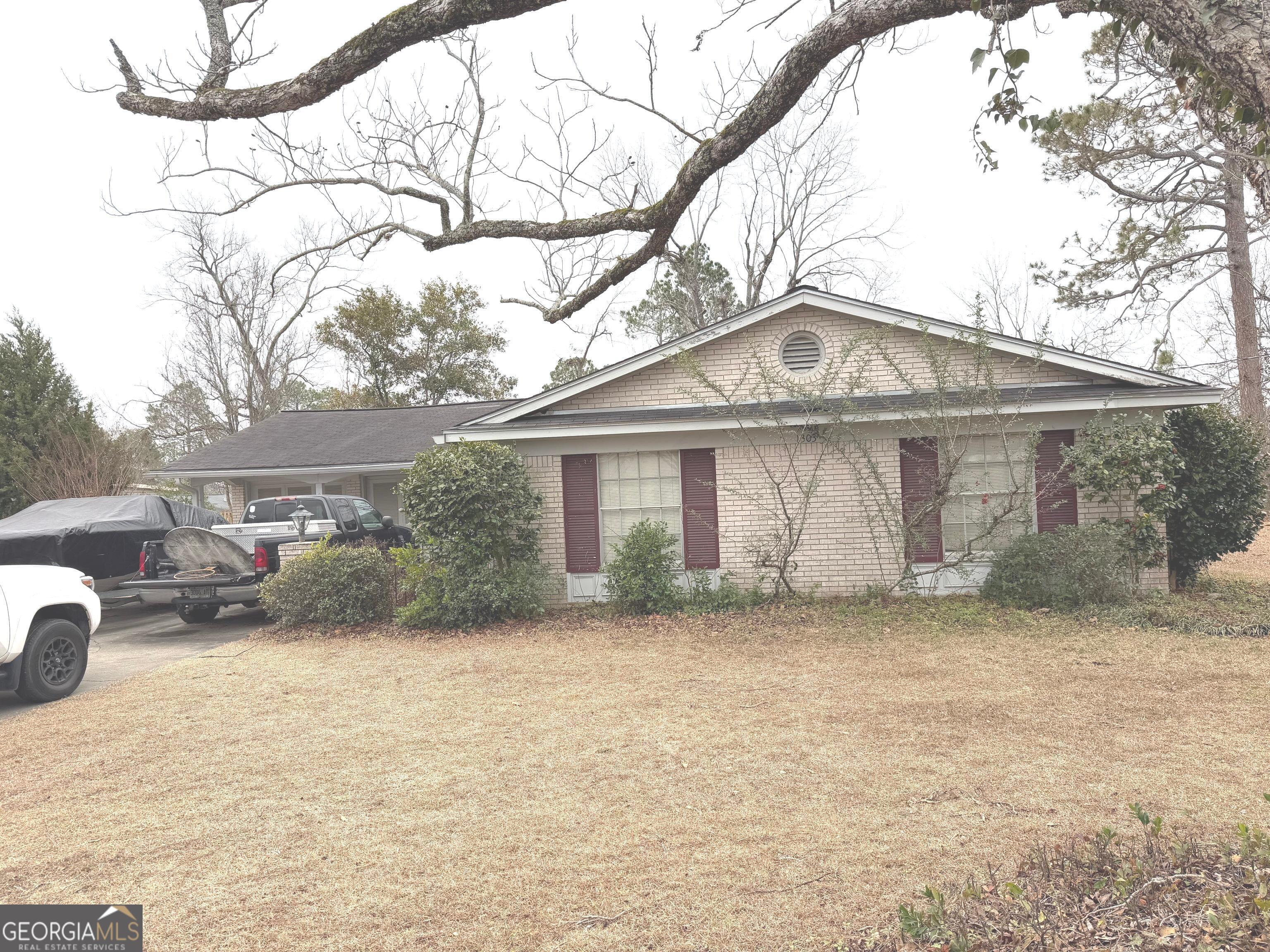 1303 Meadows Ln — photo