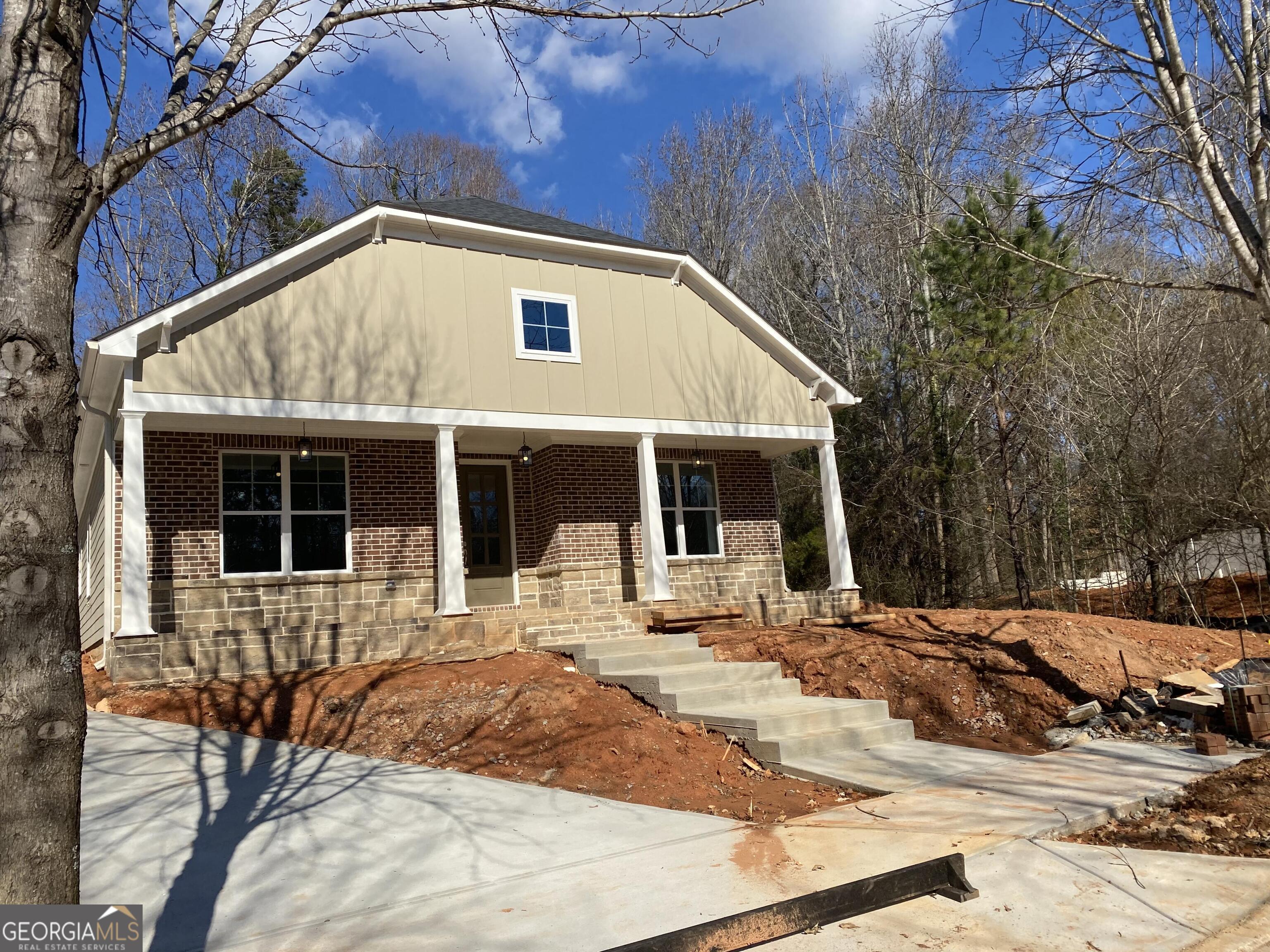325 Edgewater Dr — photo