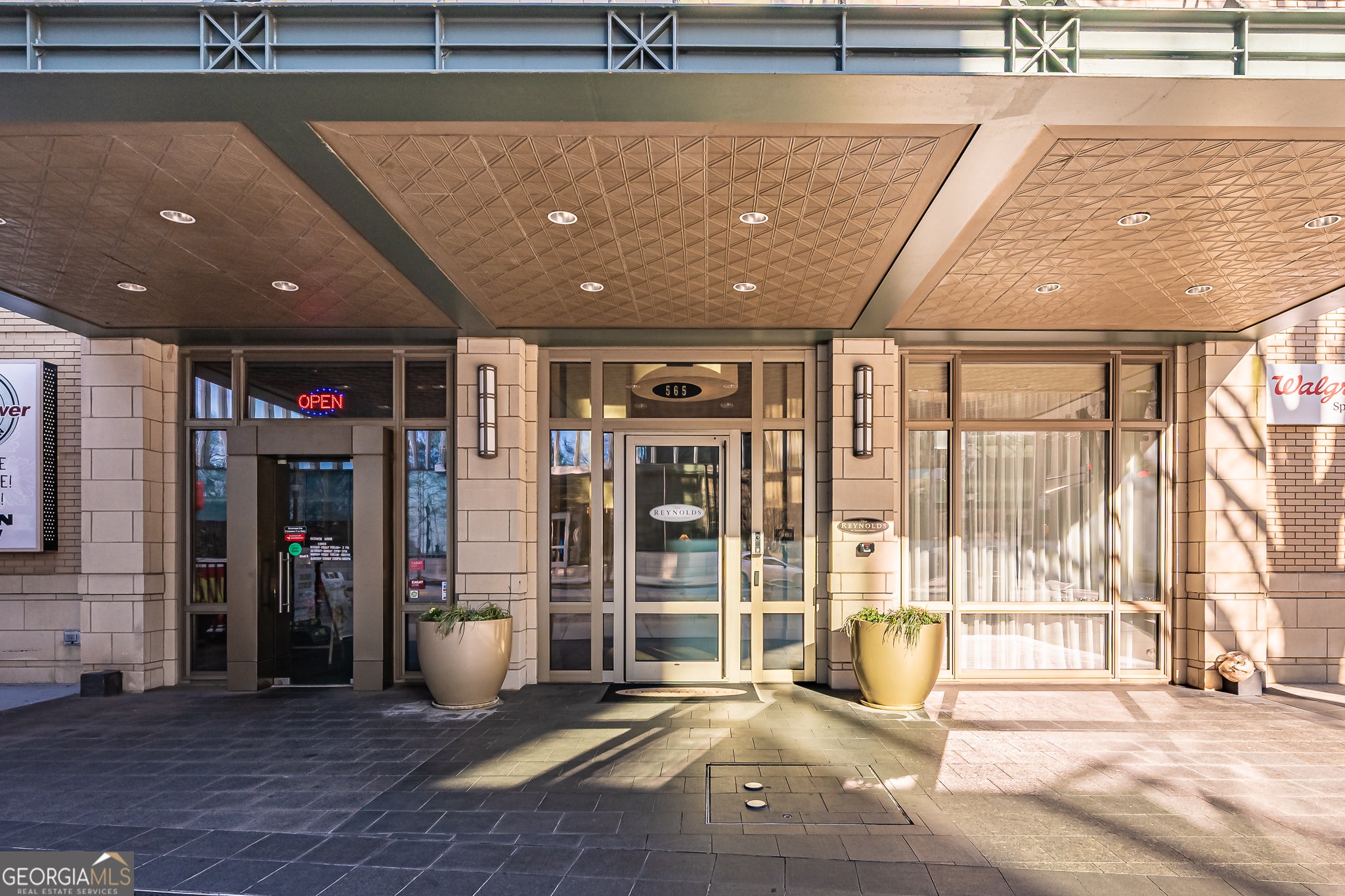 565 Peachtree St NE 1011 — photo