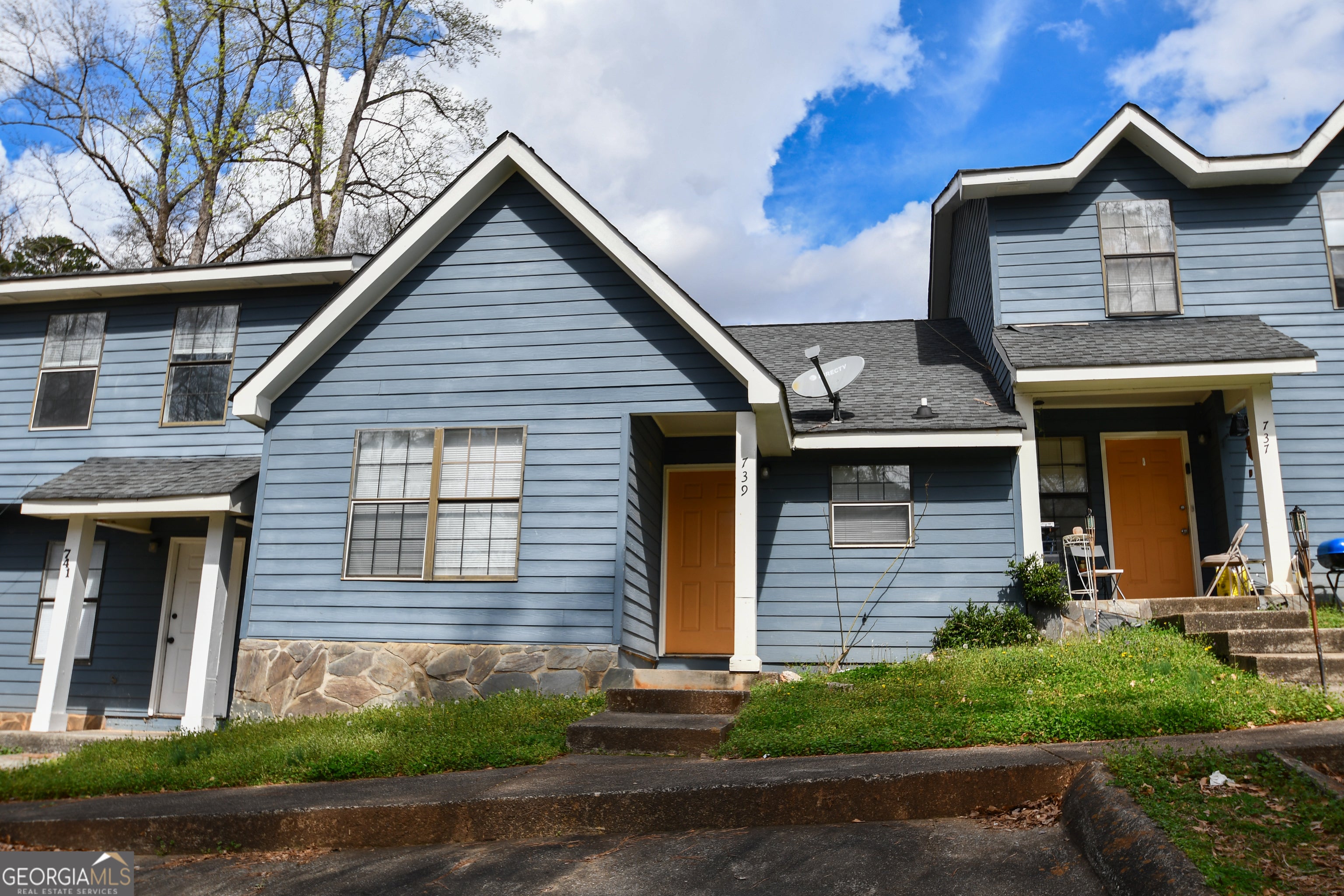 735 Oak Dr — photo