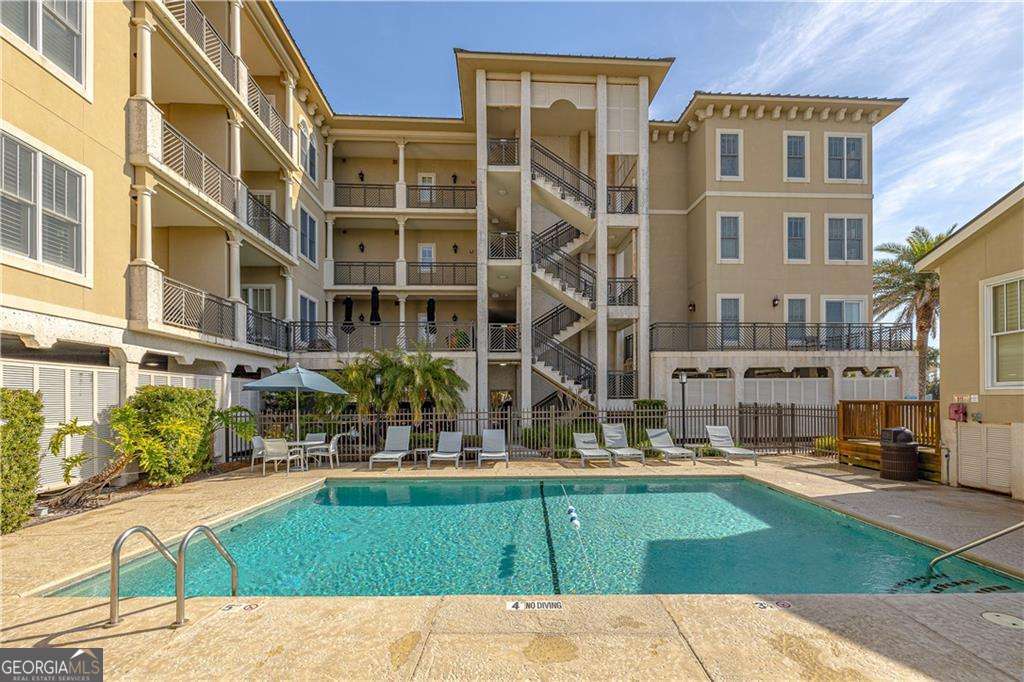 1015 Beachview Dr 205 — photo