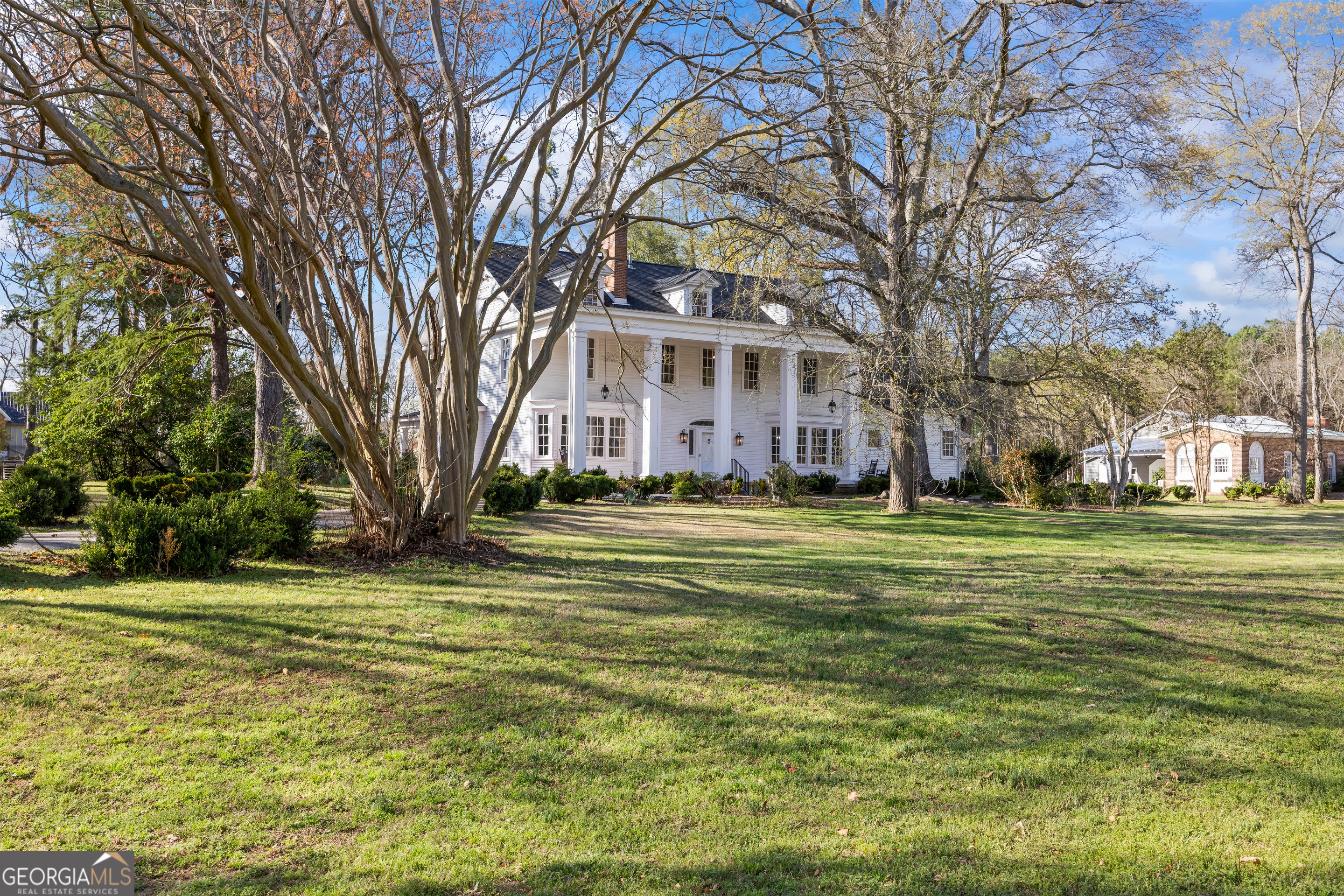 215 Hartwell Rd — photo