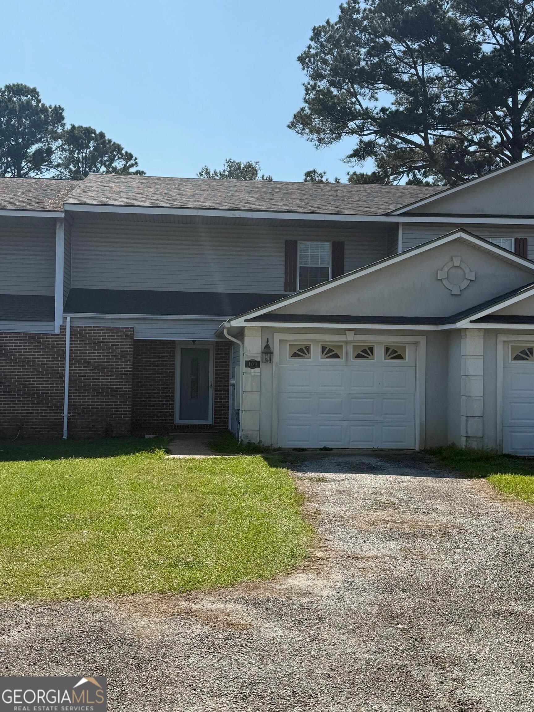 109 Courtyard Dr — photo