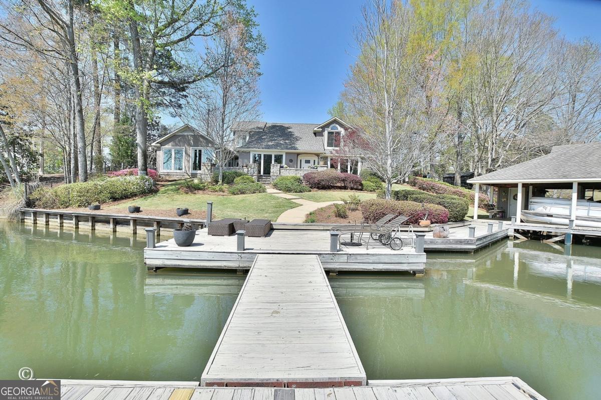 239 Robin Dr — photo